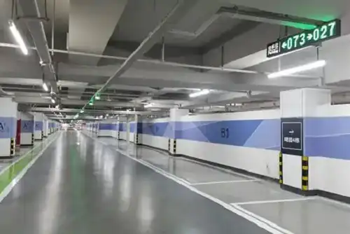 How does the indoor parking guidance screen work?